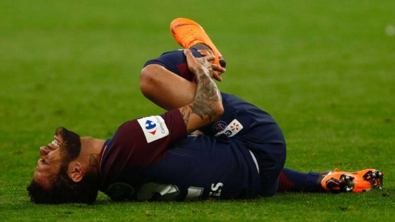 Dani Alves - Sự trở lại sau chấn thương nghiêm trọng